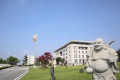 走进汗青，感触名人魅力|品尝名人雕塑的怪异韵味